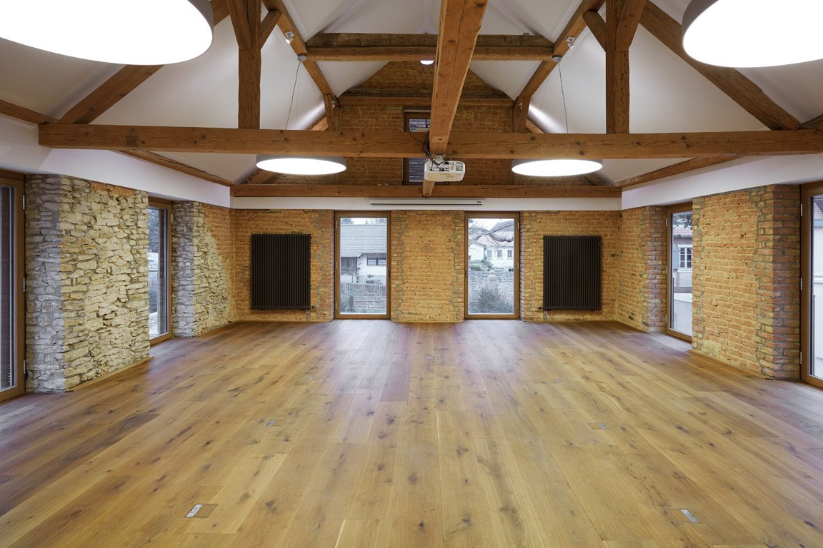 Großzügiger Veranstaltungssaal im GUT LEBEN am Morstein mit Echtholzparkett und viel Tageslicht.