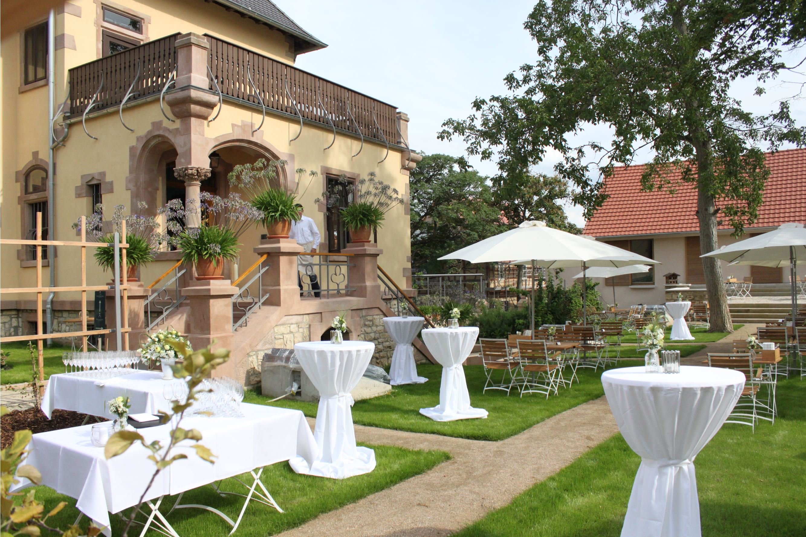 Blick auf den Garten vor der historischen Villa des GUT LEBEN am Morstein bei sonnigem Wetter.
