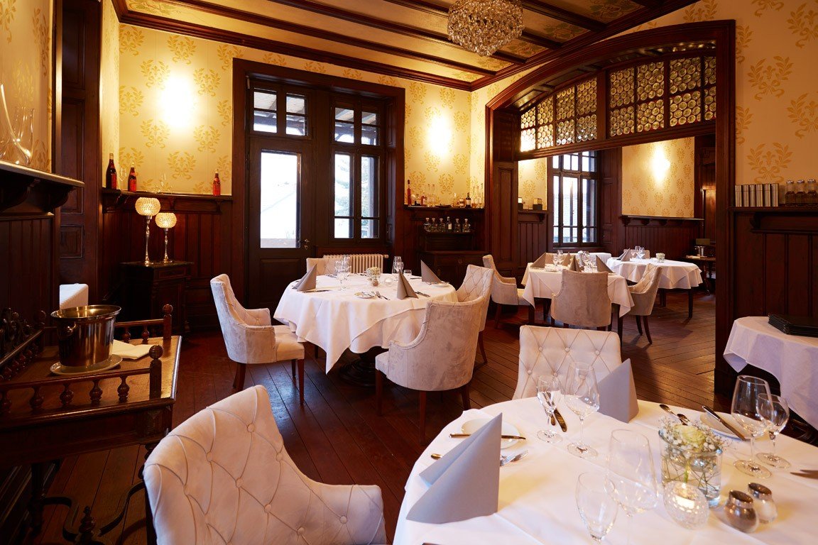 Historischer Villa-Salon im GUT LEBEN am Morstein mit eleganter Bestuhlung für exklusive Events.