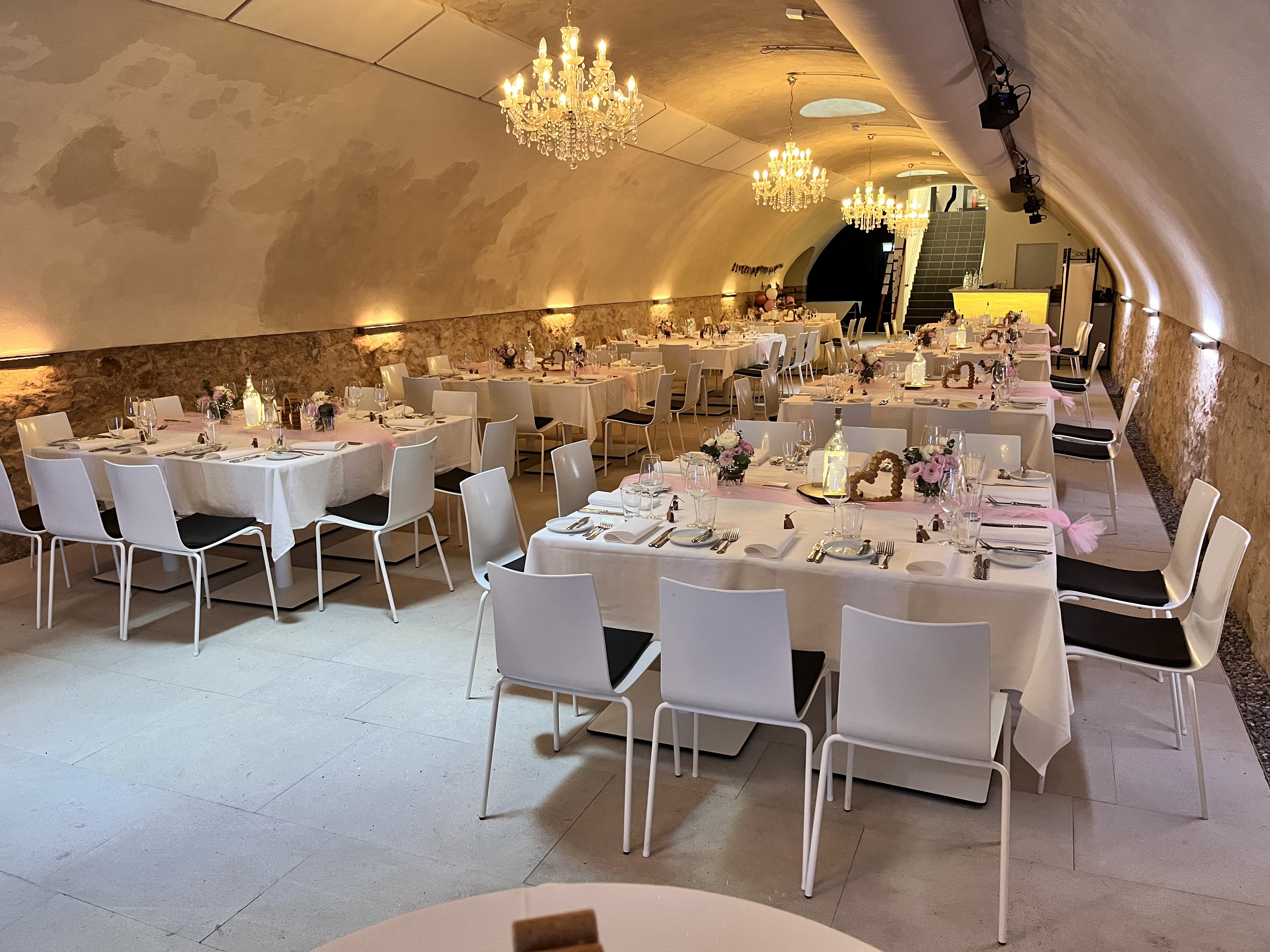 Festlich gedeckte Tafeln im „Weißen Gewölbe“ von GUT LEBEN am Morstein für eine Hochzeitsfeier in Westhofen.