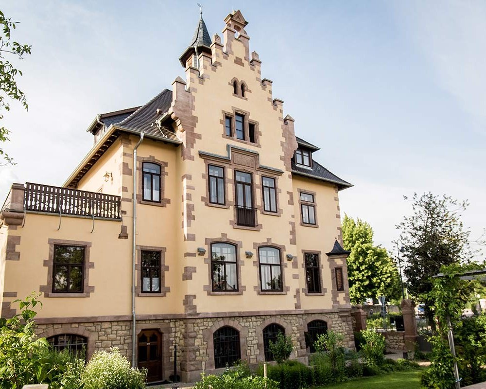 Außenansicht Gut Leben am Morstein in Westhofen – exklusive Hochzeitslocation in Rheinhessen bei Worms.