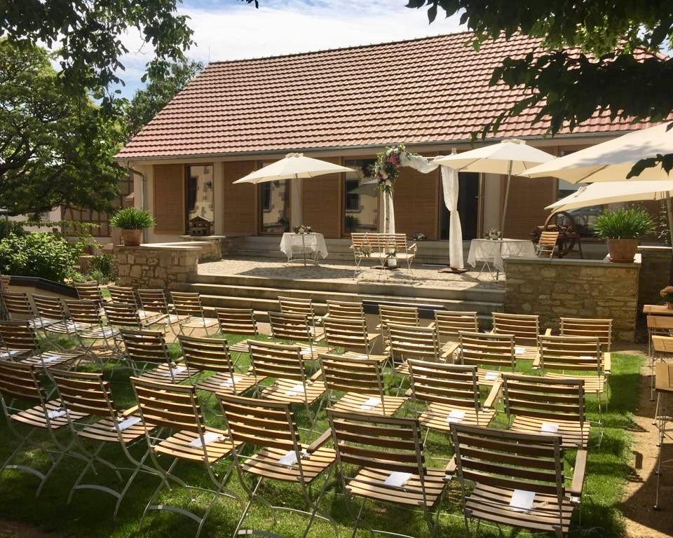 Festlich bestuhlter Garten für eine freie Trauung im Gut Leben am Morstein in Westhofen, Rheinhessen.