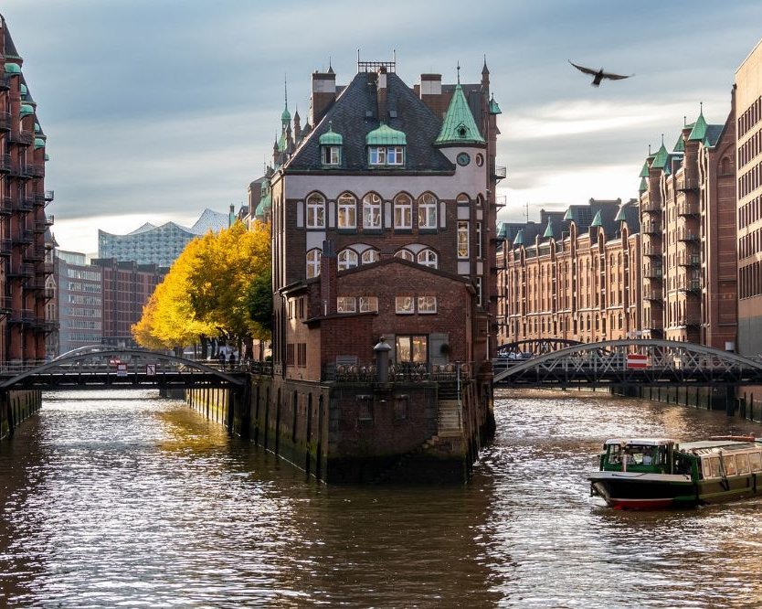 Romantisches Schifffahrt in der Hamburger Speicherstadt – idyllische Kulisse für Hochzeiten am Wasser