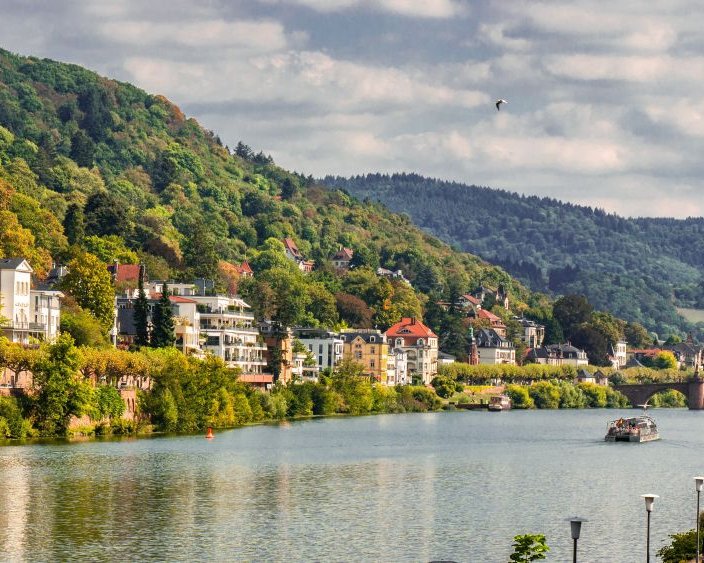 Heidelberg am Rhein als Location für eine Schiffshochzeit mit schöner Flusskulisse