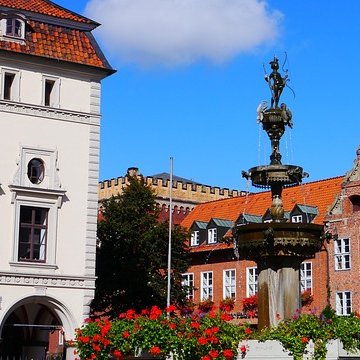 Der historische Marktplatz in Lüneburg mit dem Rolandbrunnen und Backsteingebäuden