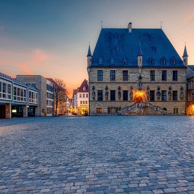 Das historische Rathaus am Marktplatz in Osnabrück bei Abenddämmerung