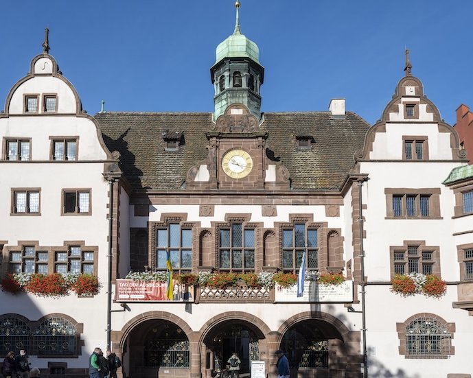 Außenansicht des prachtvollen Rathaus mitten im Herzen Freiburgs