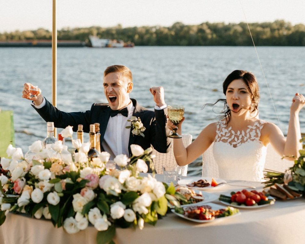 Partystimmung auf dem Schiff – Brautpaar feiert ausgelassen die Hochzeit an Bord bei Sonnenschein