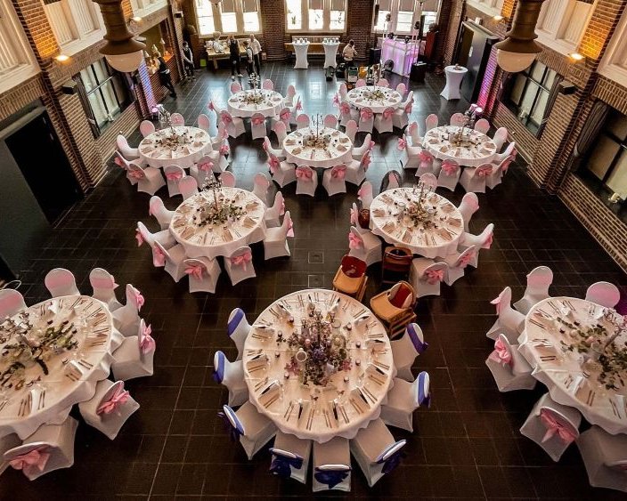 Hochzeitslocation Alte Lohnhalle Wattenscheid mit festlich gedeckten Tischen für eine Hochzeitsfeier in Bochum