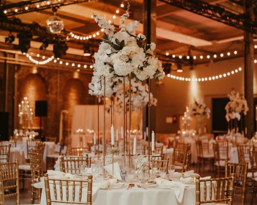 Festlich dekorierter Hochzeitssaal in der Alten Schlossfabrik Solingen mit Lichterketten und floralen Arrangements