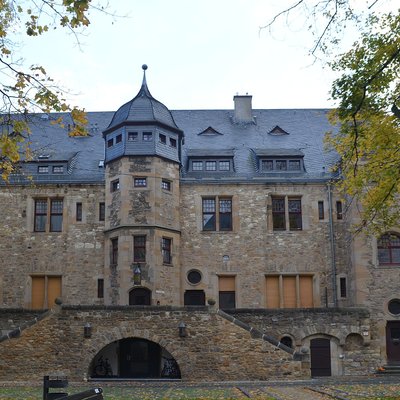 Der historische Innenhof von Schloss Alzey im Herbst.