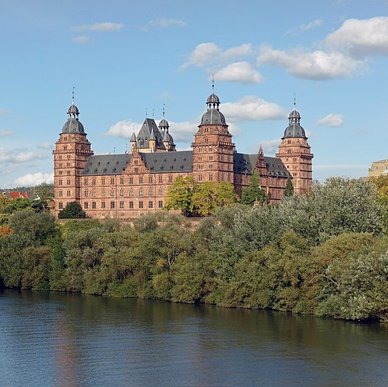 Das imposante Schloss Johannisburg in Aschaffenburg aus rotem Sandstein direkt am Mainufer.