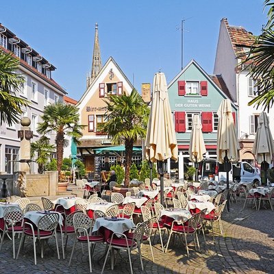 Der mediterrane Stadtplatz von Bad Dürkheim mit Palmen.