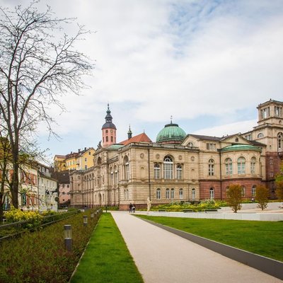 Kurhaus Baden-Baden mit Gartenanlage und historischem Gebäude