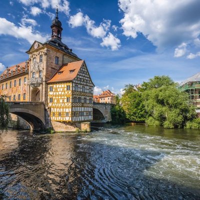 Das historische Alte Rathaus in Bamberg mit wunderschönem Fachwerk, erbaut auf einer Brücke inmitten der Regnitz.