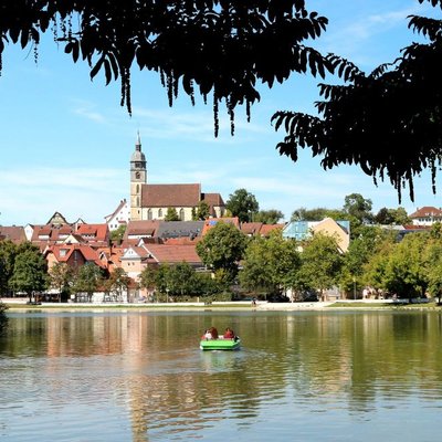 See in Böblingen mit Stadtansicht im Hintergrund