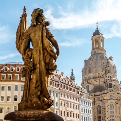 Hochzeit in Dresden: Blick über den Neumarkt auf die barocke Frauenkirche unter blauem Himmel.
