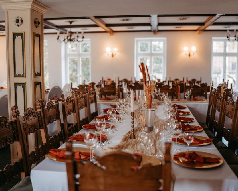 Rustikaler Hochzeitssaal im Gasthaus In der Strassen in Solingen bei Wuppertal mit festlich gedeckten Tischen