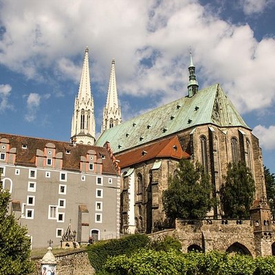 Romantische Hochzeit in Görlitz: Historische Altstadtbauten und die markante Peterskirche unter blauem Himmel.
