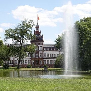 Schloss Philippsruhe in Hanau mit großer Wasserfontäne im Park für die Hochzeitslocation-Auswahl.