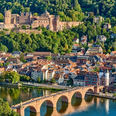 Heidelberger Altstadt mit Neckar und Schloss im Hintergrund