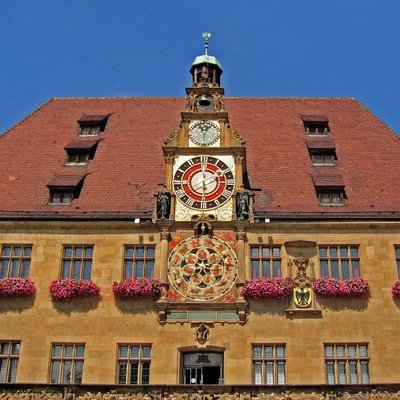 Historisches Rathaus in Heilbronn mit kunstvoller Uhrfassade