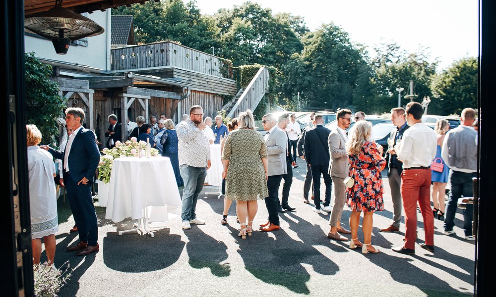 Entspannte Hochzeitsfeier in einer Hochzeitslocation mit Übernachtungsmöglichkeiten