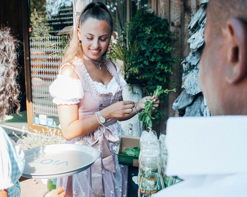 Mitarbeiterin bereitet liebevoll Getränke für den Sektempfang einer Hochzeitsfeier in der Nähe von Dortmund zu