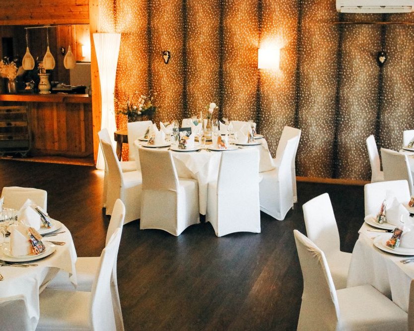 Festlich gedeckter Ballsaal im Hotel Sportalm Gipfelglück in Lüdenscheid – stilvolle Hochzeitslocation nahe Dortmund