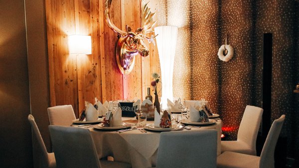 Gemütliche und stilvolle Raumausstattung mit gedecktem Tisch für eine Hochzeit im Hotel Sportalm Gipfelglück Lüdenscheid