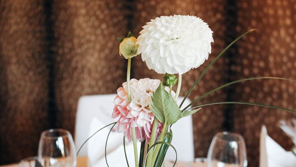Elegante Tischdekoration mit Blumenarrangements im Hotel Sportalm Gipfelglück Lüdenscheid für Hochzeiten