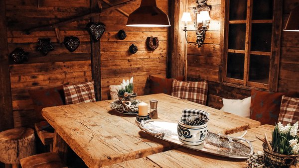 Rustikale Gaudistube mit Holztischen und bayrischem Flair für gemütliche Hochzeitsfeiern im Sauerland