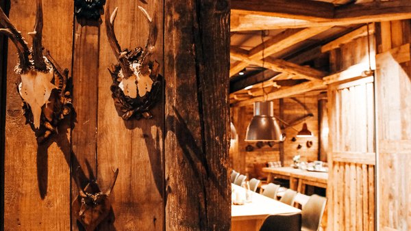 Geweihe als typisch bayrische Dekoration in der Gaudistube im Hotel Sportalm Gipfelglück Lüdenscheid für rustikale Hochzeitsfeiern