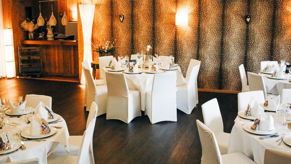 Elegant gedeckter Hochzeitstisch im Ballsaal der Hochzeitslocation Hotel Sportalm Gipfelglück Lüdenscheid