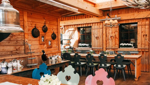 Gemütliche Hochzeitslocation mit uriger Einrichtung und viel Holz für kleine Hochzeitsgesellschaft in Lüdenscheid