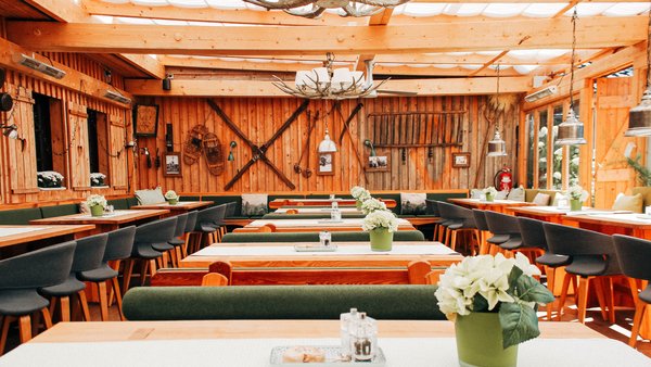 Überdachter Biergarten in der Hochzeitslocation Hotel Sportalm Gipfelglück Lüdenscheid für unvergessliche Hochzeitsfeiern