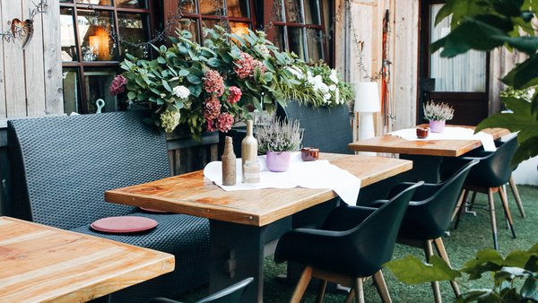 Stilvoll dekorierter Tisch im Außenbereich der Hochzeitslocation Hotel Sportalm Gipfelglück nahe Bochum
