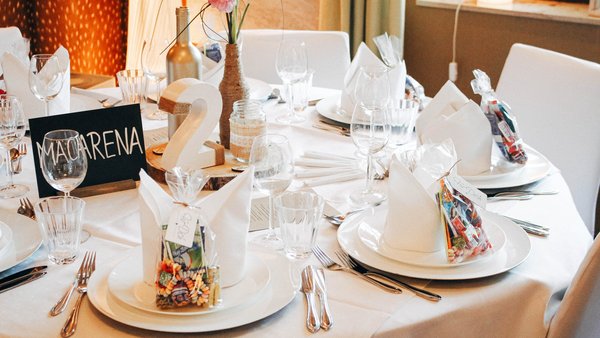 Festlich gedeckter Tisch mit eleganter Tischdeko für eine Hochzeitsfeier im Ballsaal im Hotel Sportalm Gipfelglück