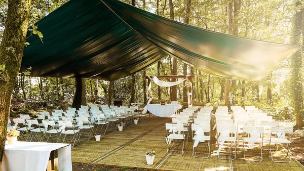 Freie Trauung im TrauWald der Hochzeitslocation Hotel Sportalm Gipfelglück Lüdenscheid mit dekorierten Stuhlreihen