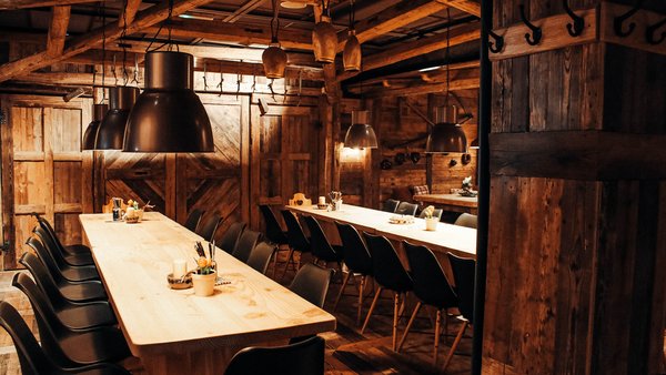 Urig eingerichtete Gaudistube im Hotel Sportalm Gipfelglück Lüdenscheid für bayrische Hochzeitsfeiern