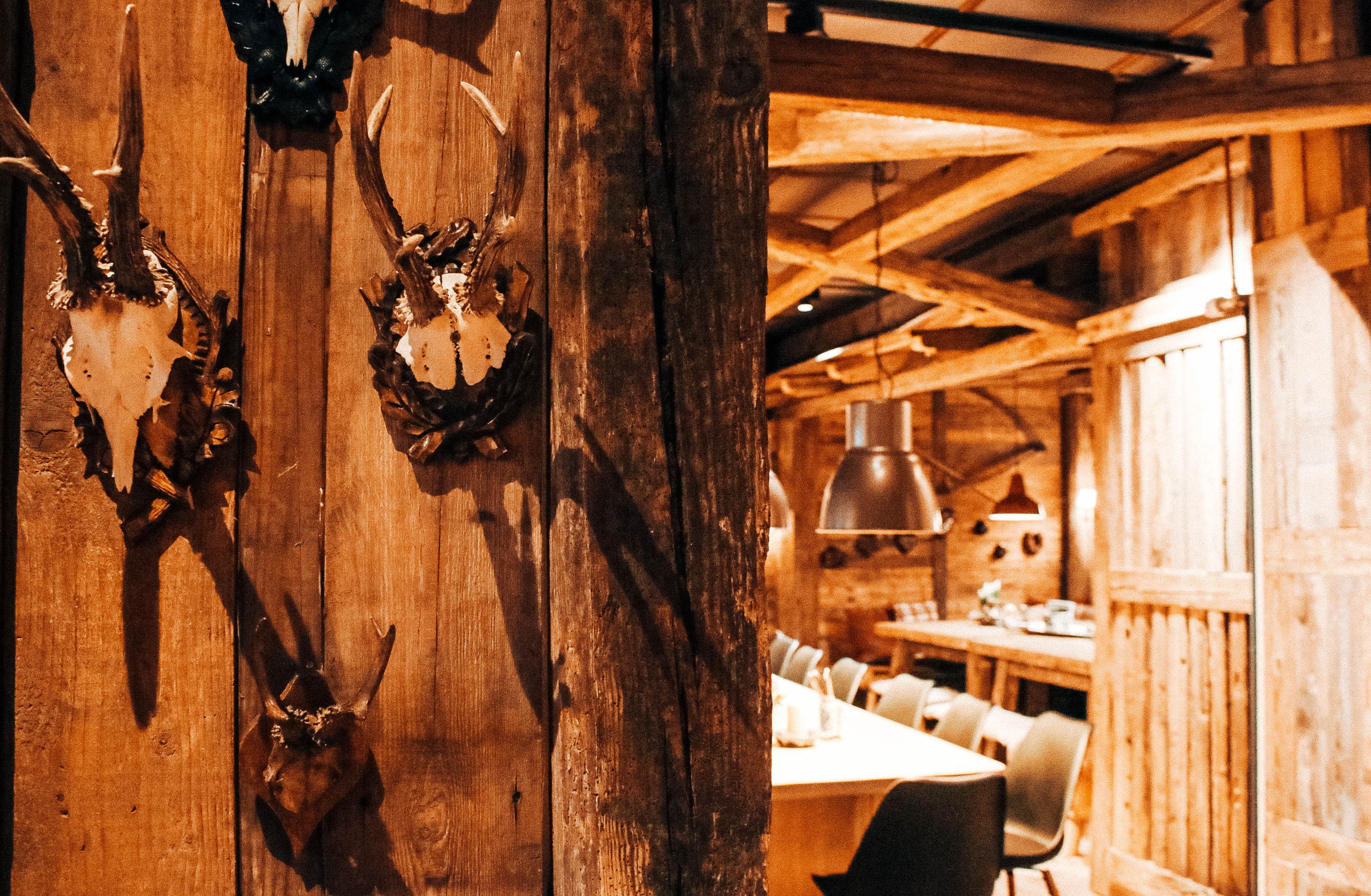 Geweihe als typisch bayrische Dekoration in der Gaudistube im Hotel Sportalm Gipfelglück Lüdenscheid für rustikale Hochzeitsfeiern