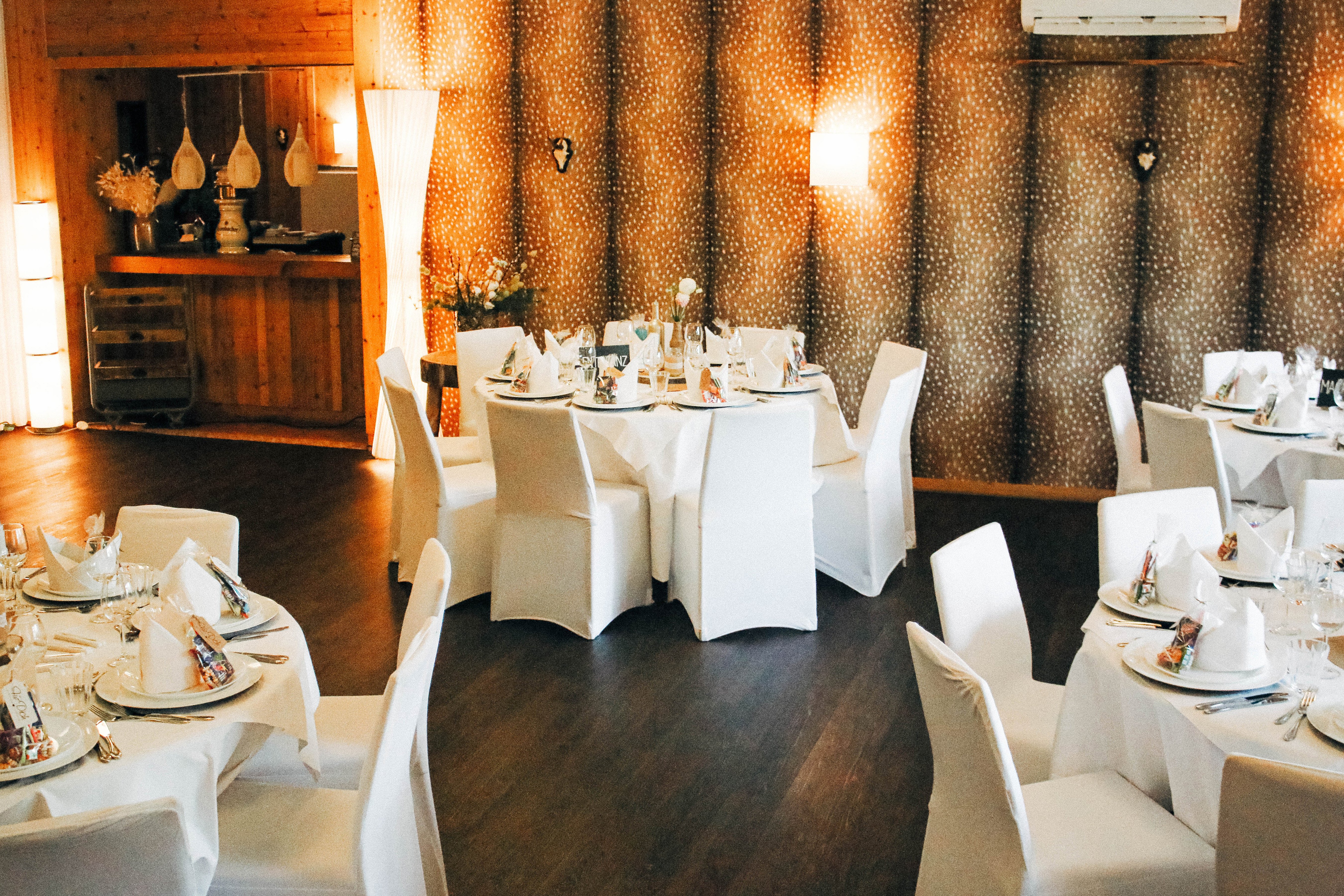 Elegant gedeckter Hochzeitstisch im Ballsaal der Hochzeitslocation Hotel Sportalm Gipfelglück Lüdenscheid