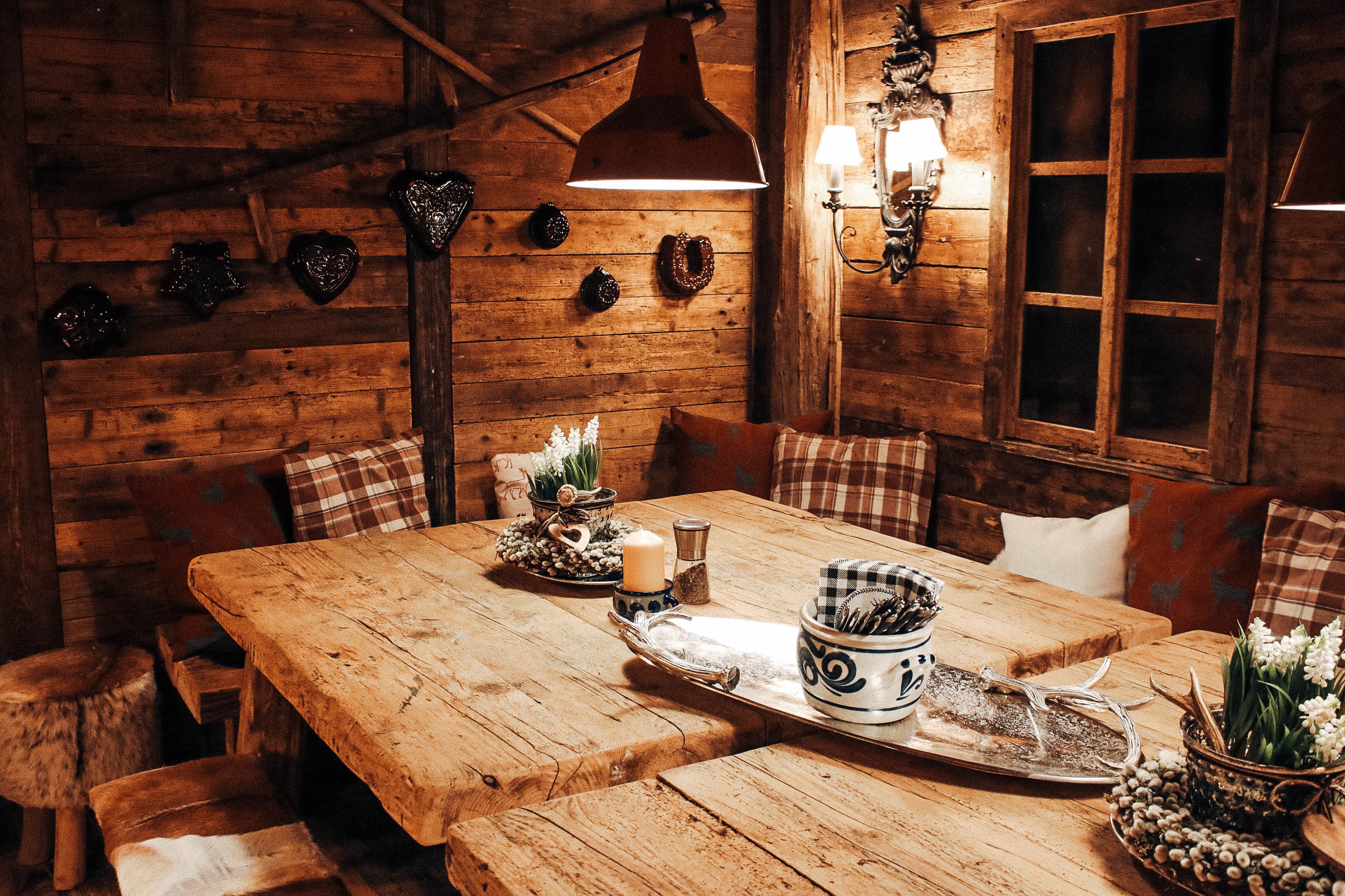 Rustikale Gaudistube mit Holztischen und bayrischem Flair für gemütliche Hochzeitsfeiern im Sauerland