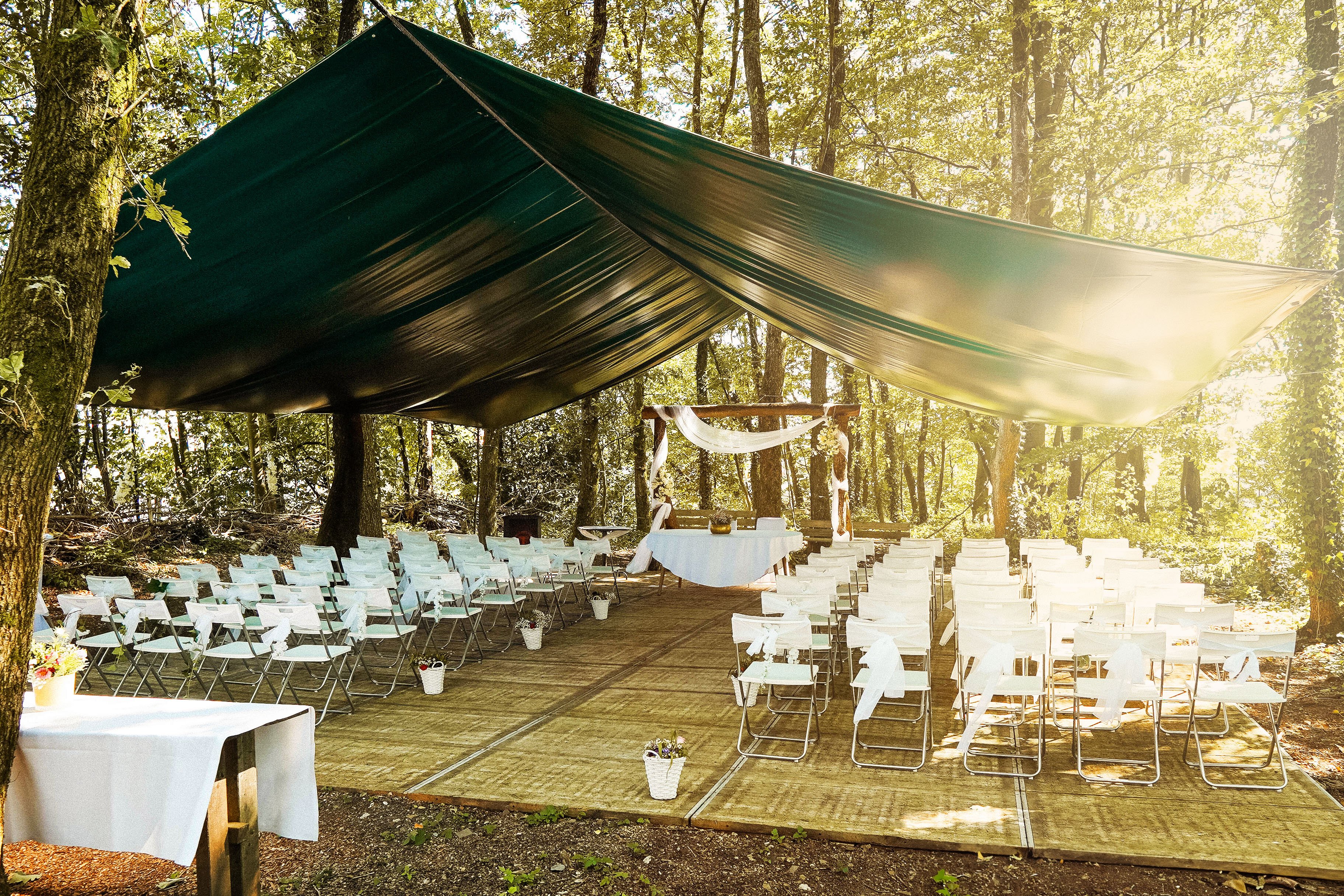 Freie Trauung im TrauWald der Hochzeitslocation Hotel Sportalm Gipfelglück Lüdenscheid mit dekorierten Stuhlreihen