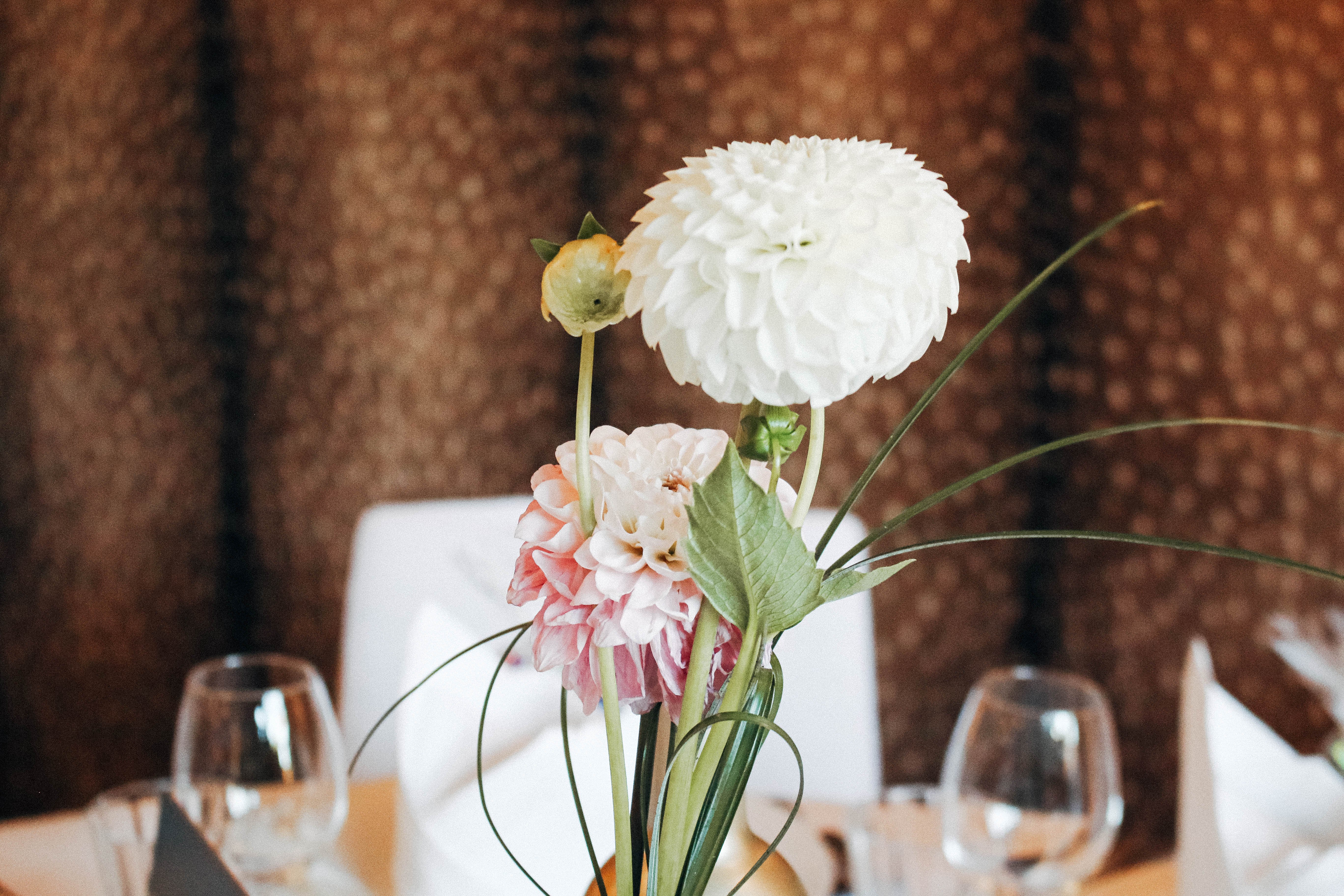 Elegante Tischdekoration mit Blumenarrangements im Hotel Sportalm Gipfelglück Lüdenscheid für Hochzeiten