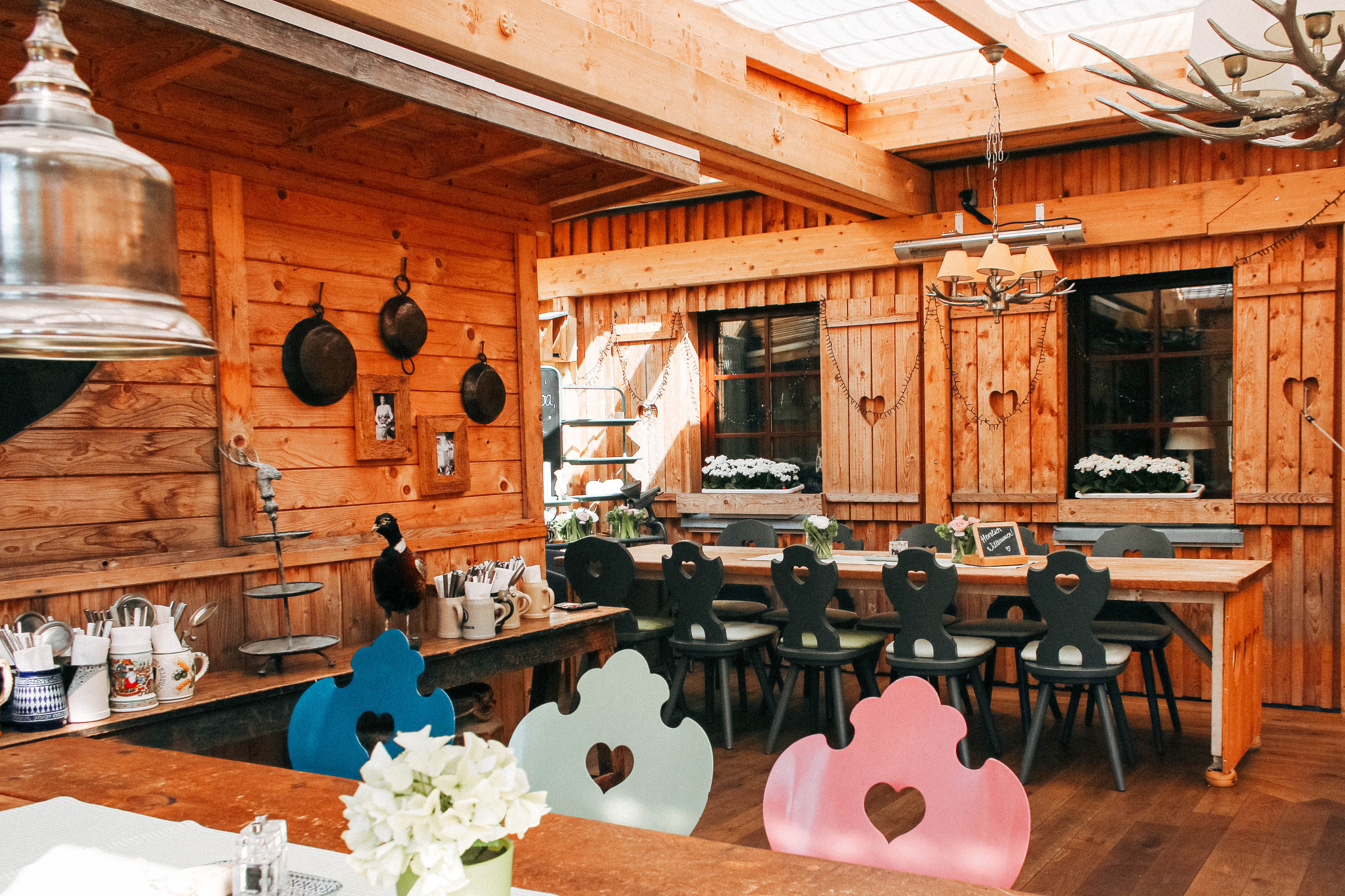 Gemütliche Hochzeitslocation mit uriger Einrichtung und viel Holz für kleine Hochzeitsgesellschaft in Lüdenscheid