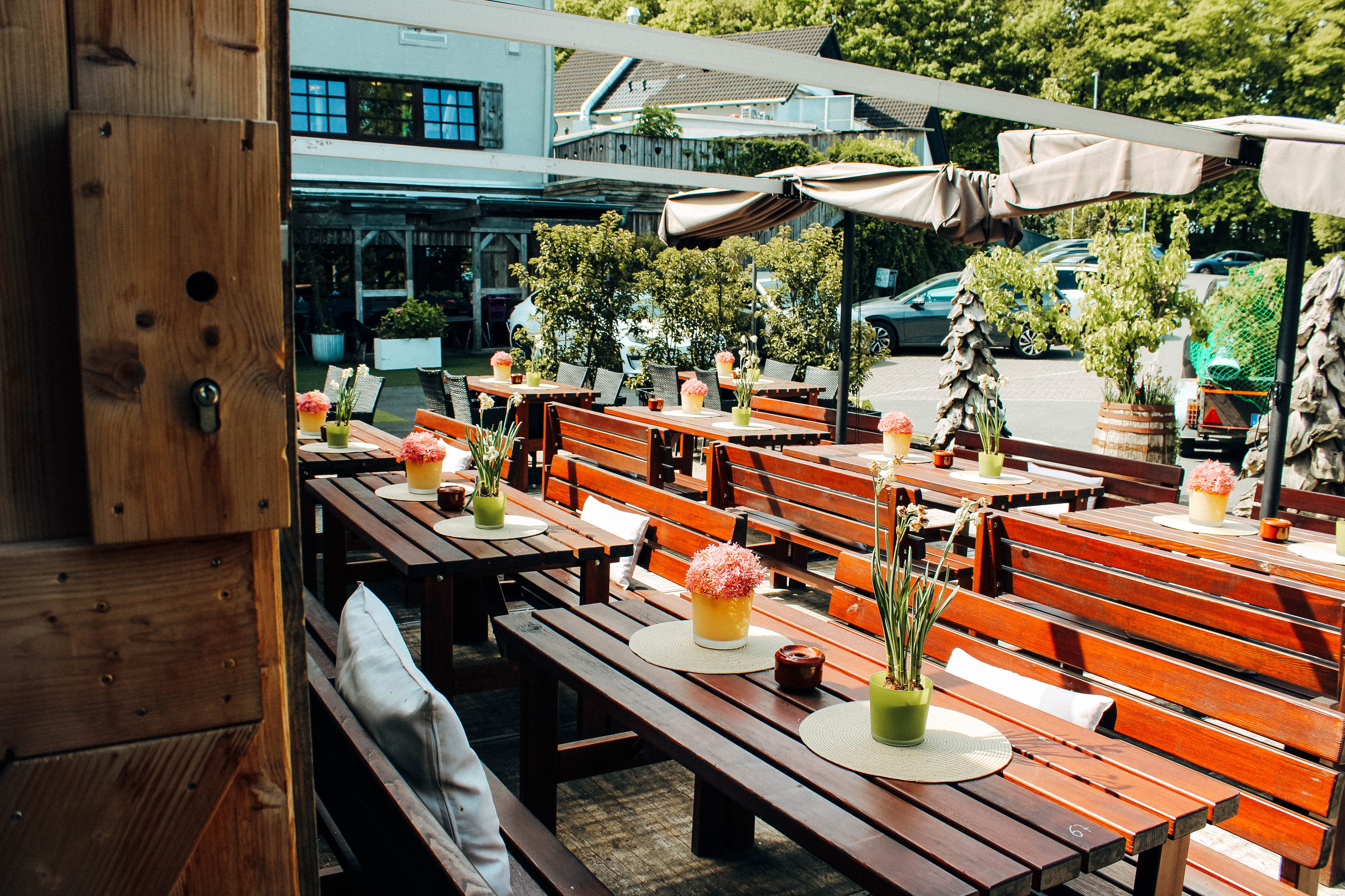 Tische und Sitzbänke im Innenhof der Hochzeitslocation Hotel Sportalm Gipfelglück in Lüdenscheid