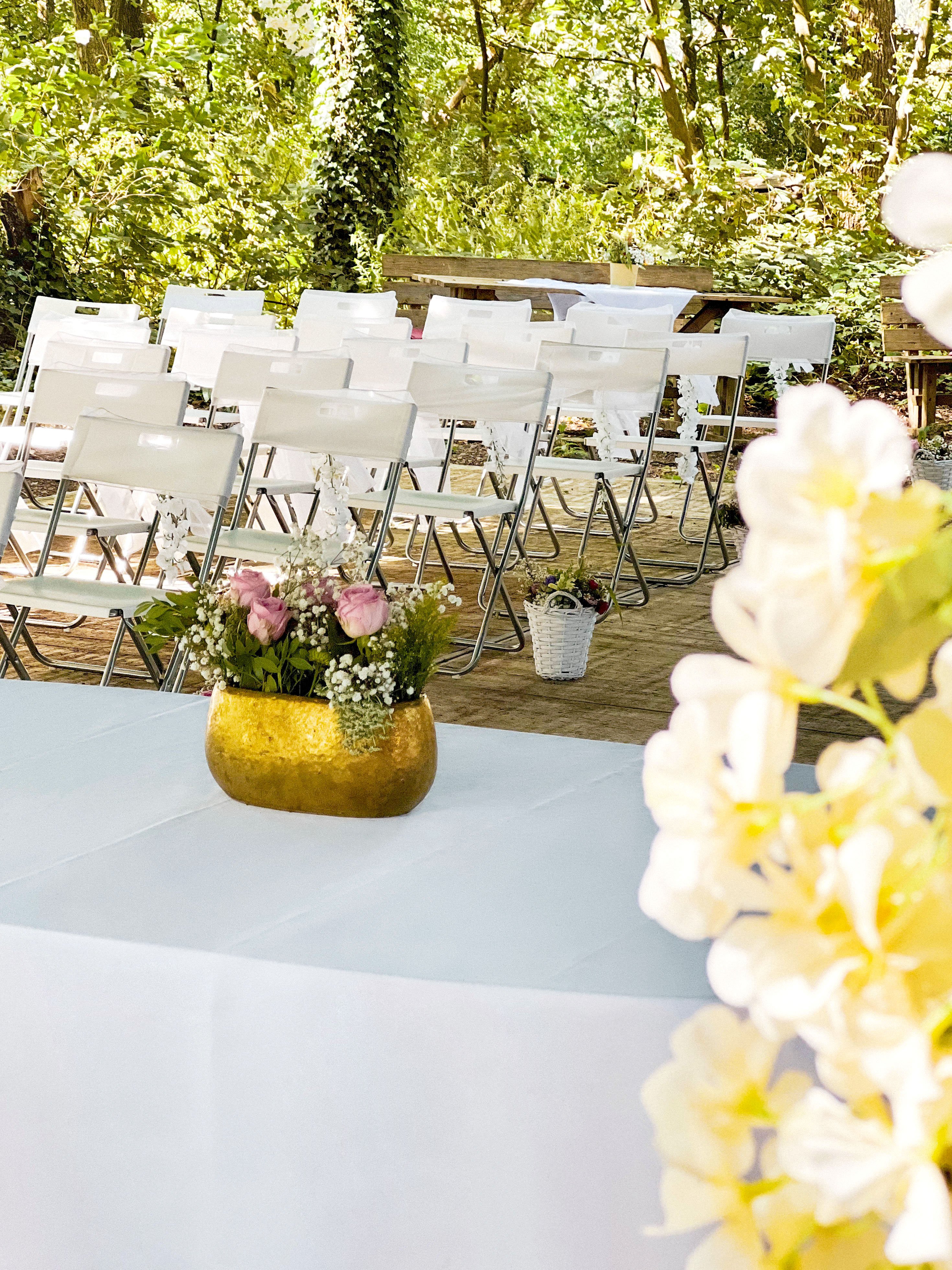 Stühle Tisch und Deko sind bereit für die Trauung im Freien im Sauerland in der Hochzeitslocation Hotel Sportalm Gipfelglück