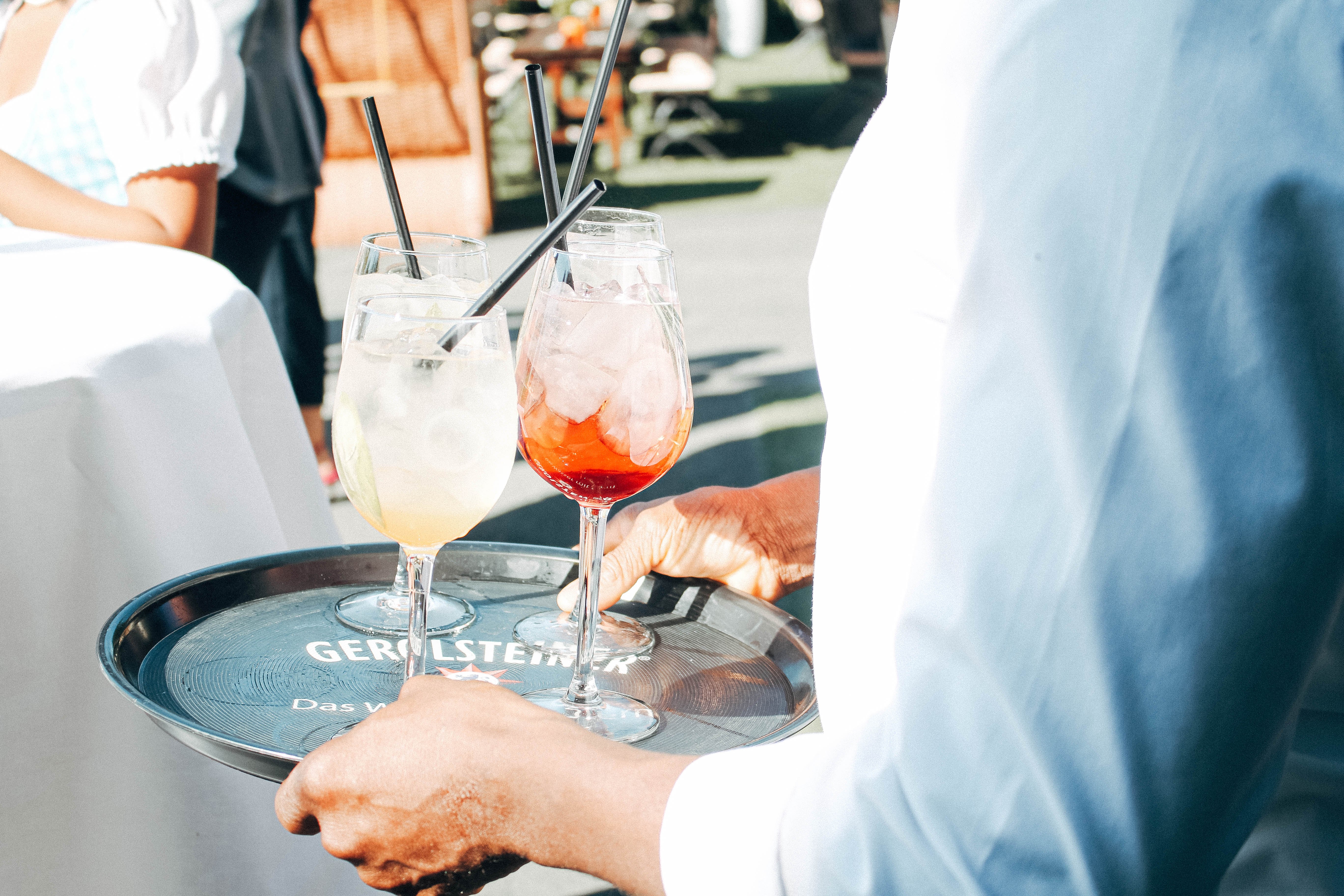 Kellner serviert Getränke bei einer Feier in der Hochzeitslocation Hotel Sportalm Gipfelglück nahe Wuppertal