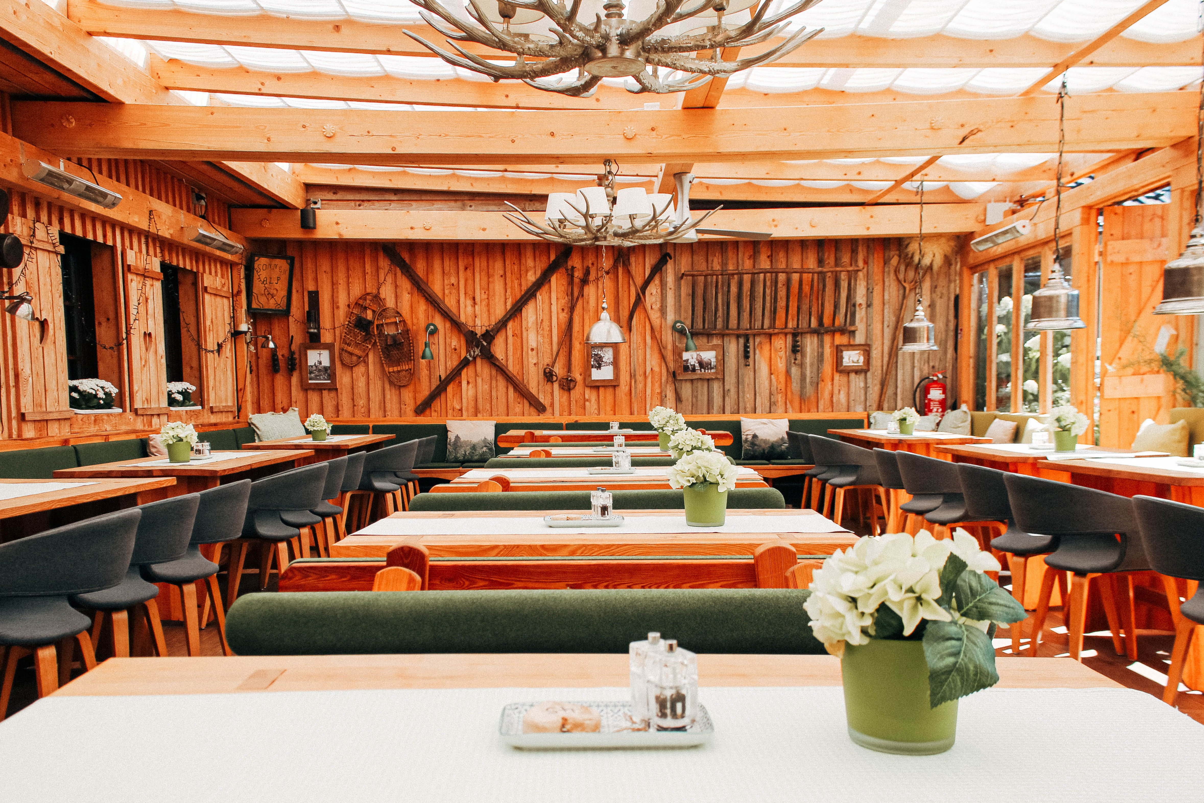 Überdachter Biergarten in der Hochzeitslocation Hotel Sportalm Gipfelglück Lüdenscheid für unvergessliche Hochzeitsfeiern